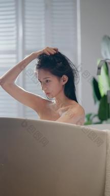 年轻女人沐浴